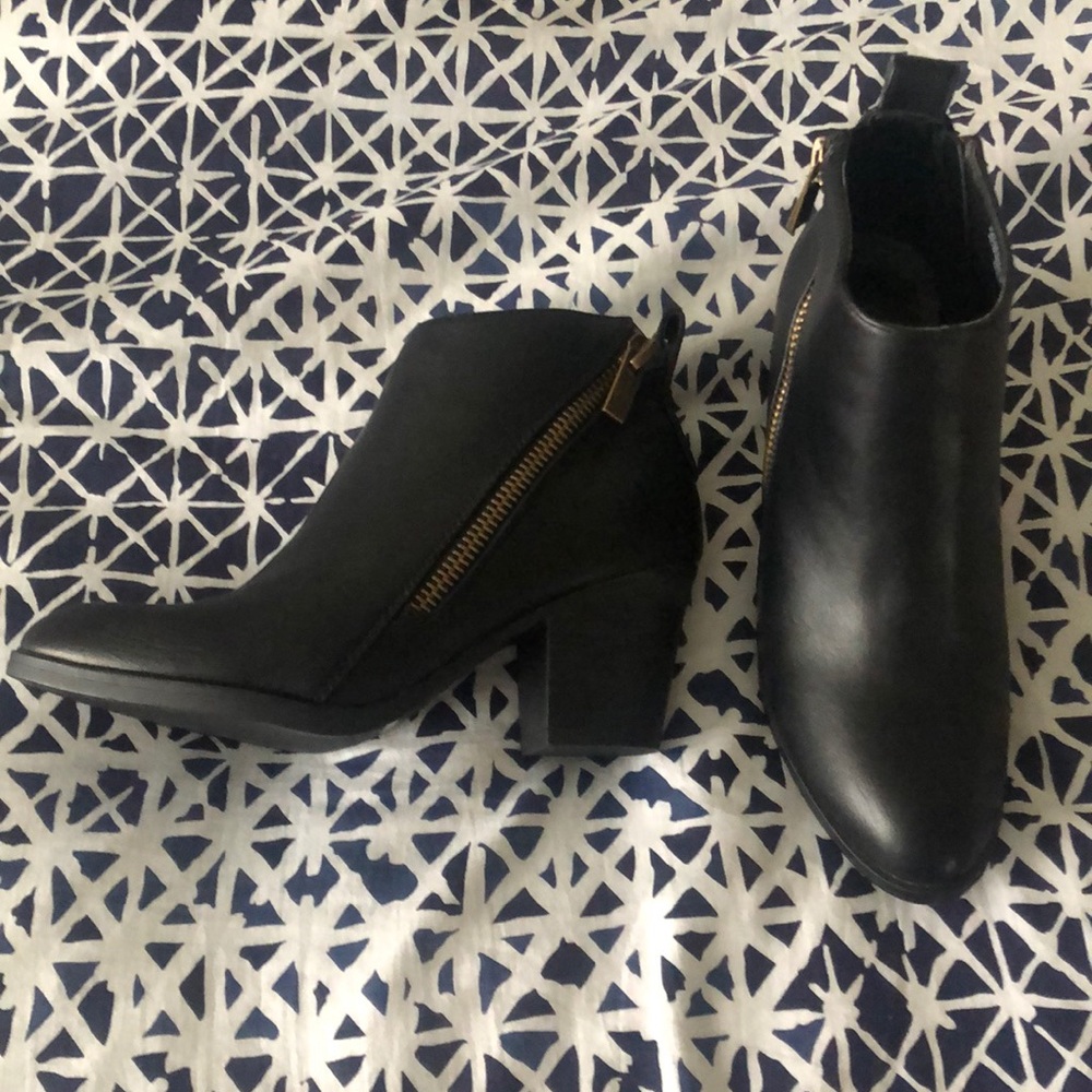 Black leather boots w/ zipper